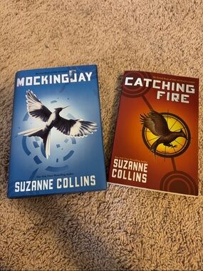 Suzanne Collins Mockingjay & Catching Fire (Blue & Red)